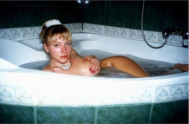 Молодая девушка нежится в теплой ванне 12 фото