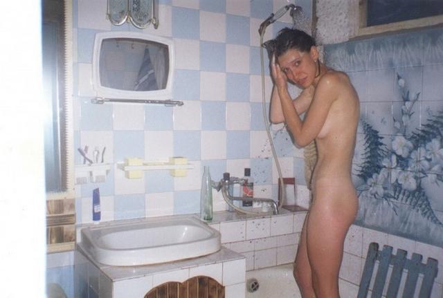 Молодая девушка нежится в теплой ванне 24 фото