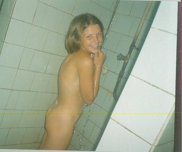 Молодая девушка нежится в теплой ванне 26 фото