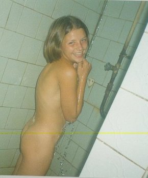 Молодая девушка нежится в теплой ванне