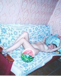 Красавицы разлеглись голышом на кровати 19 фото