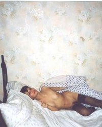 Красавицы разлеглись голышом на кровати 3 фотография
