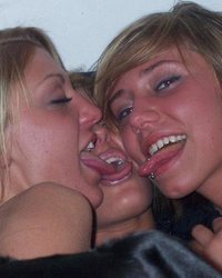 Пьяные лесбиянки расслабились в ванной 3 фотография