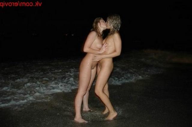 Матерые лесбиянки орально удовлетворяются на пляже 11 фото