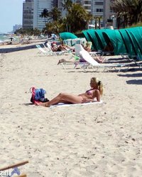 Качёк снял на пляже худенькую куколку 1 фотография