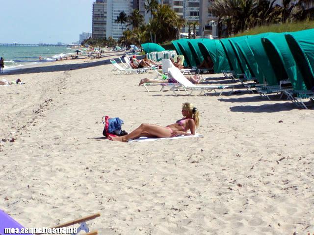 Качёк снял на пляже худенькую куколку 1 фото