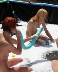 Лесбиянки устроили оголенную борьбу в надувном бассейне 9 фотография