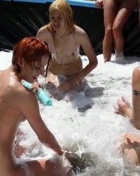 Лесбиянки устроили оголенную борьбу в надувном бассейне 12 фотография