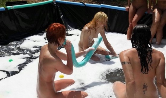 Лесбиянки устроили оголенную борьбу в надувном бассейне 9 фото