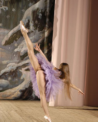 Балерина показала под юбкой отсутствие трусиков 2 фотография