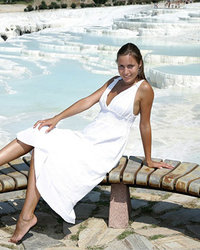 Сексапильная худышка в белом платье на свежем воздухе 1 фотография