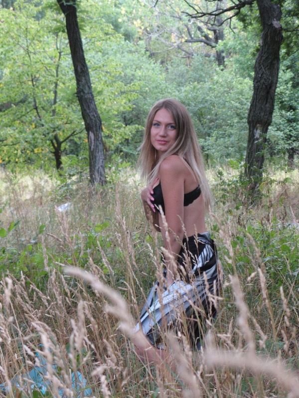 Русская блондинка во время прогулки не отказывается от съемки порно на природе