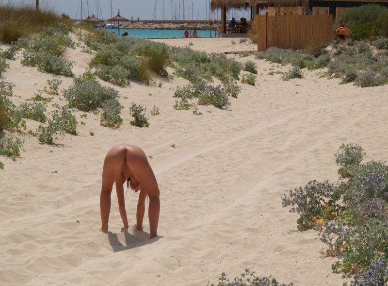 Голая Алисия прошлась по пляжу голышом 4 фото