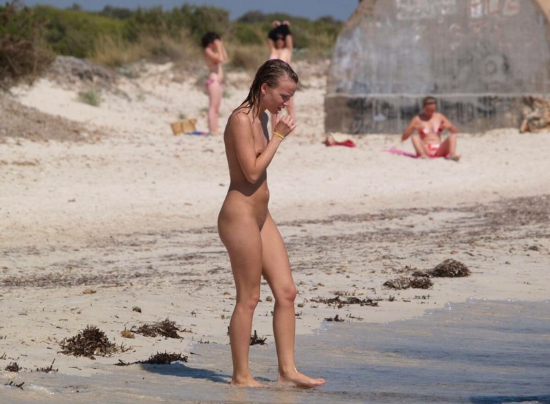 Голая Алисия прошлась по пляжу голышом 2 фото