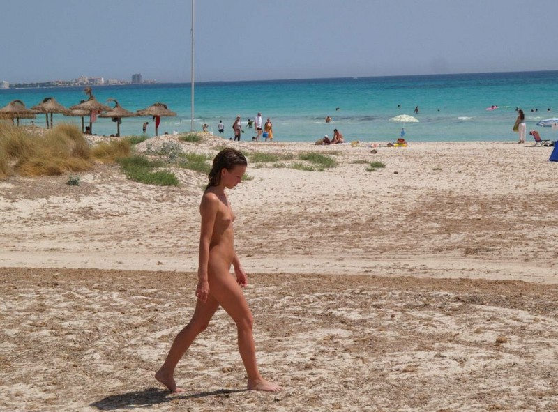 Голая Алисия прошлась по пляжу голышом 1 фото