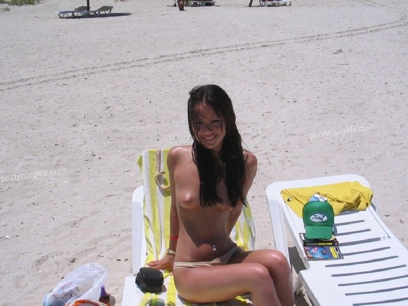 Азиатка позирует перед камерой на пляже 4 фото