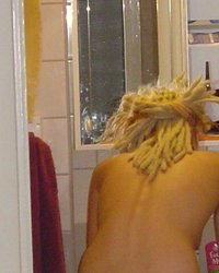 Блондинка участвует в эротических экспериментах 8 фотография