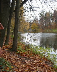 Сексуальная Ксюша бродит по лесу без одежды 8 фотография
