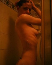 Сексуальная цыпочка показывает свое голое тело в душе 3 фото