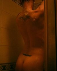 Сексуальная цыпочка показывает свое голое тело в душе 2 фото