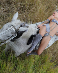 Сексуальная принцесса взобралась на коня 4 фото