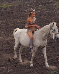 Сексуальная принцесса взобралась на коня 2 фото