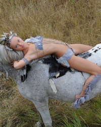 Сексуальная принцесса взобралась на коня 6 фото