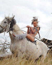Сексуальная принцесса взобралась на коня 13 фото
