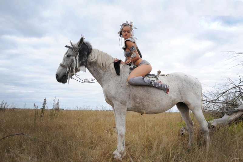 Сексуальная принцесса взобралась на коня 1 фото