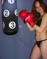 Спортивная леди в боксерских перчатках 8 фотография