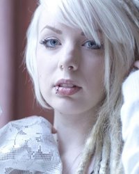 Блонда с дредами сняла в спальне эротическое белье 16 фото