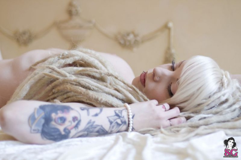 Блонда с дредами сняла в спальне эротическое белье 1 фото