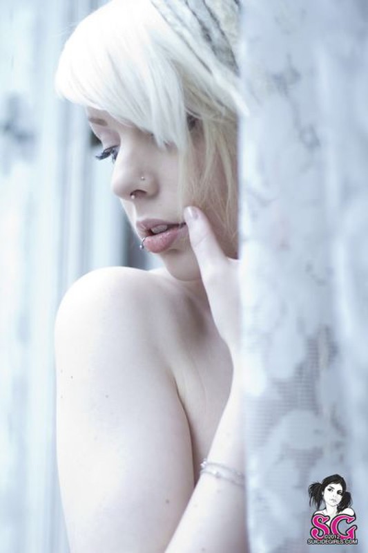 Блонда с дредами сняла в спальне эротическое белье 22 фото