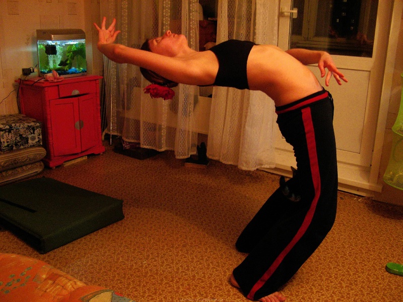 Жена устроила для мужа акробатический танец 13 фото