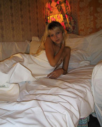 Блондиночка в постели ждет любовника 6 фотография