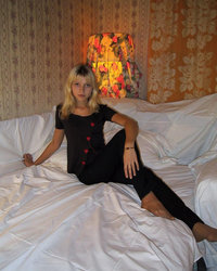 Блондиночка в постели ждет любовника 1 фото