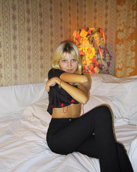 Блондиночка в постели ждет любовника 3 фото
