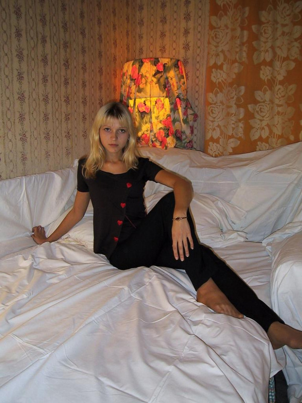 Блондиночка в постели ждет любовника 1 фото