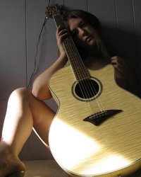 Вокалистка позирует без одежды в обнимку с гитарой 20 фотография