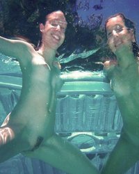 Двеки трахаются под водой в бассейне 16 фото