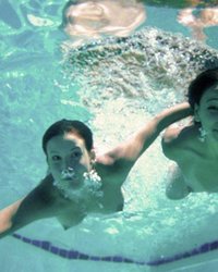 Двеки трахаются под водой в бассейне 15 фотография