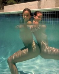 Двеки трахаются под водой в бассейне 19 фотография