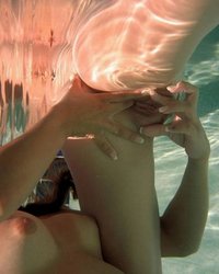 Двеки трахаются под водой в бассейне 12 фото