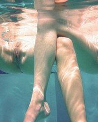Двеки трахаются под водой в бассейне 10 фотография