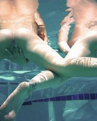 Двеки трахаются под водой в бассейне 9 фотография