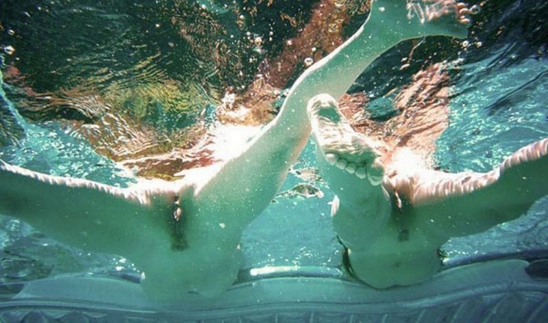 Двеки трахаются под водой в бассейне 18 фото