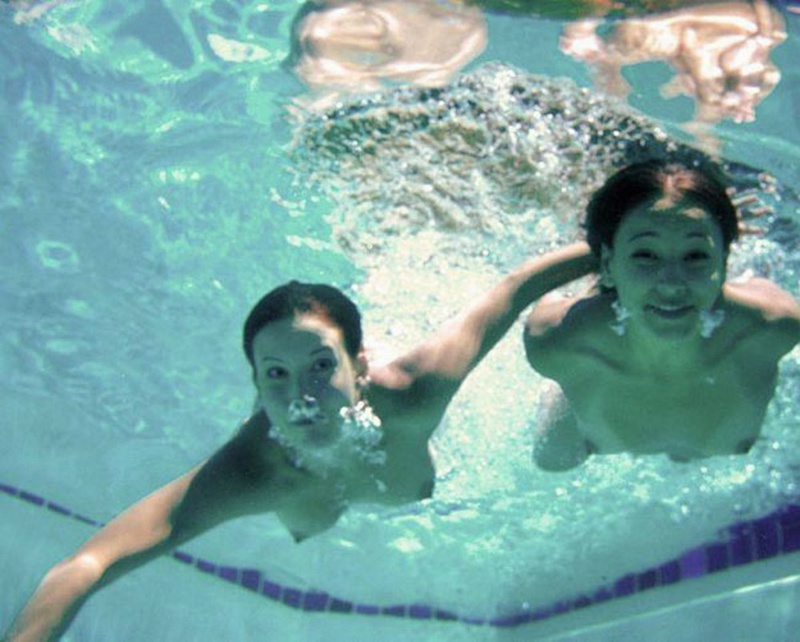 Двеки трахаются под водой в бассейне 15 фото