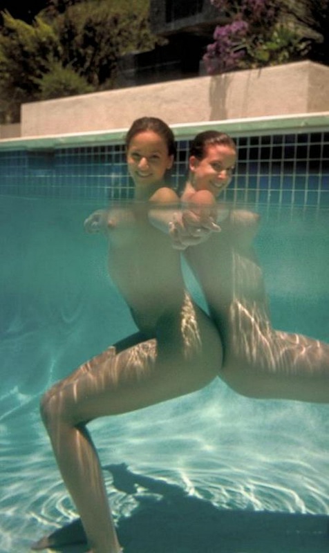 Двеки трахаются под водой в бассейне 19 фото