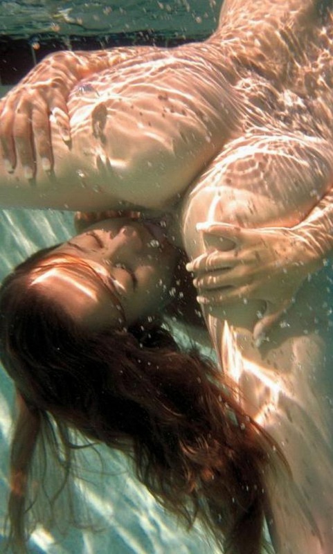 Двеки трахаются под водой в бассейне 5 фото