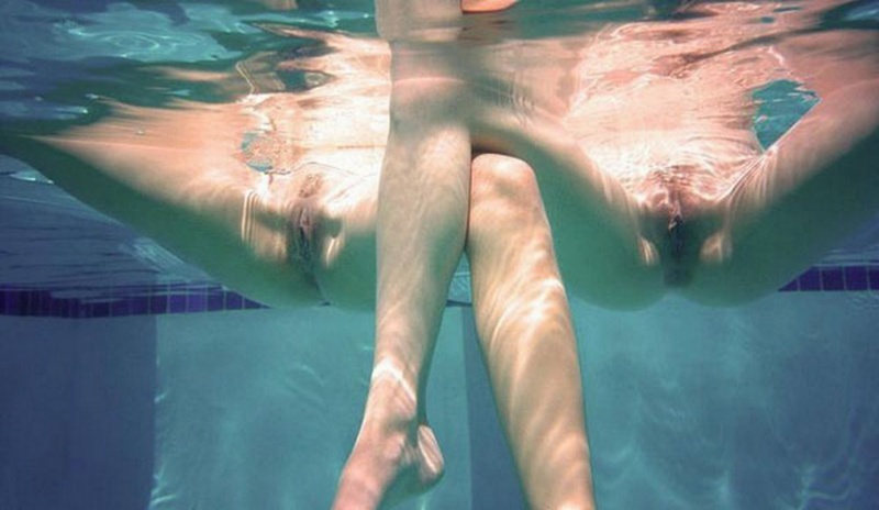 Двеки трахаются под водой в бассейне 10 фото